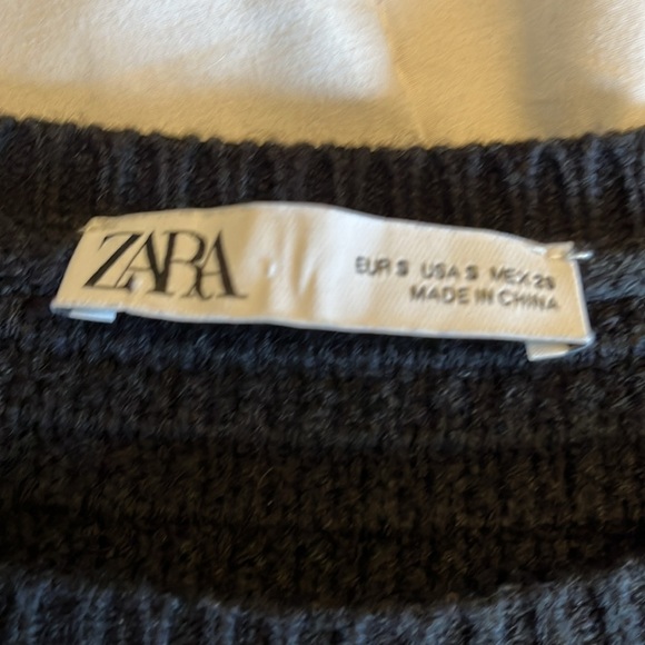 Zara Limited Edition
Beautiful Black Sweater With Embroidered Multi Color
Bows - Picture 11 of 16
